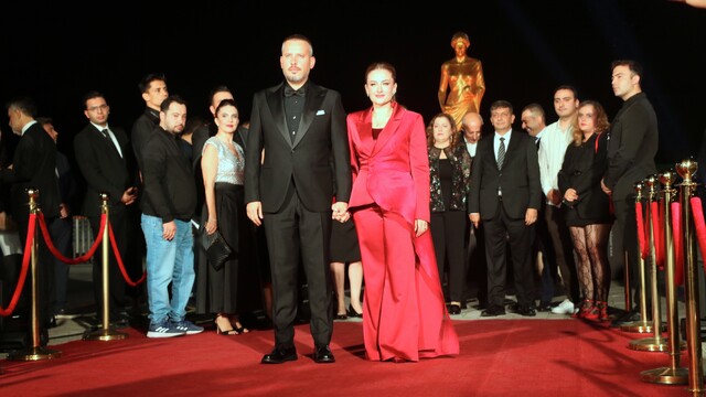 Altın Portakal kırmızı halıda ünlülerin şıklık yarışı
63'üncüsü düzenlenen Uluslararası Antalya Altın Portakal Film Festivali'nin açılış töreninde kırmızı halı geçişi yapıldı