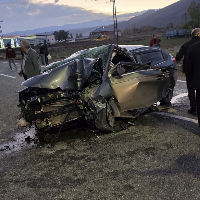 Karlıova'da otomobil direğe çarptı: 3 yaralı