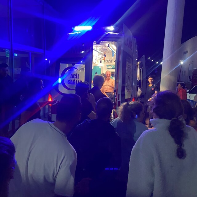 Ayvalık açıklarında tekne battı: 8 kişi kurtarıldı, 1 kayıp
Teknedeki 8 kiş...