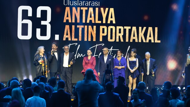 Altın Portakal'da onur ve emek ödülleri sahiplerini buldu
Antalya Büyükşehir Belediyesi Başkan Vekili Özdemir:
"Sinemanın ışığı, dünyanın hiçbir coğrafyasında sönmesin"
Jüri Başkanı Derviş Zaim:
"Hayatımda aldığım ilk sinema ödülünü yine burada almıştım"