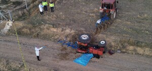 Karaman'da devrilen traktörün altında kalan sürücü hayatını kaybetti