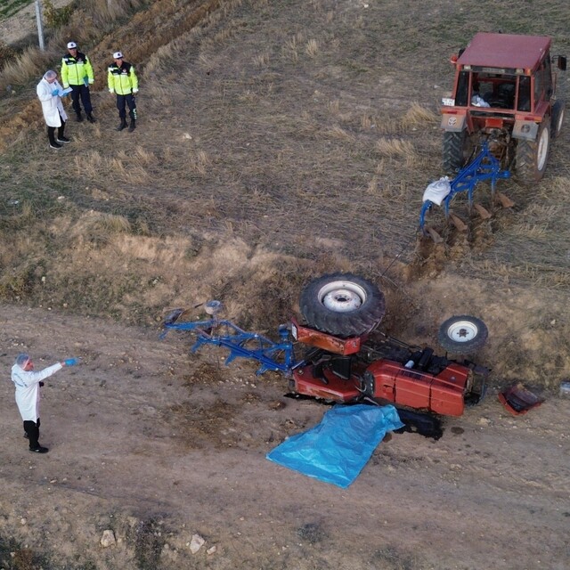 Karaman'da devrilen traktörün altında kalan sürücü hayatını kaybetti