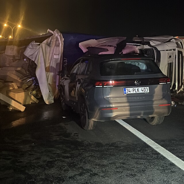 Otoyolda karşı şeride geçen TIR otomobile çarptı 1 ölü 2 yaralı