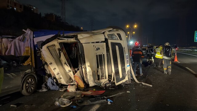 TEM'de feci ölüm: Kullandığı tırın altında kalan sürücü hayatını kaybetti, 2 yaralı