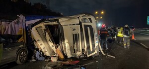 TEM'de feci ölüm: Kullandığı tırın altında kalan sürücü hayatını kaybetti, 2 yaralı