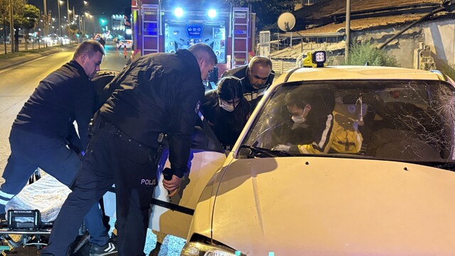 Ağaca çarpan otomobilde sıkışan sürücüyü itfaiye ekipleri kurtardı: 1 yaralı