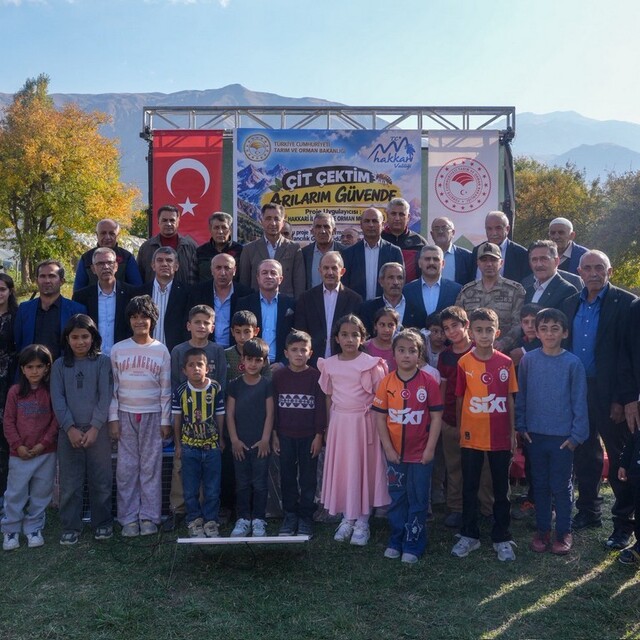 Hakkari'de 262 elektrikli çit dağıtıldı