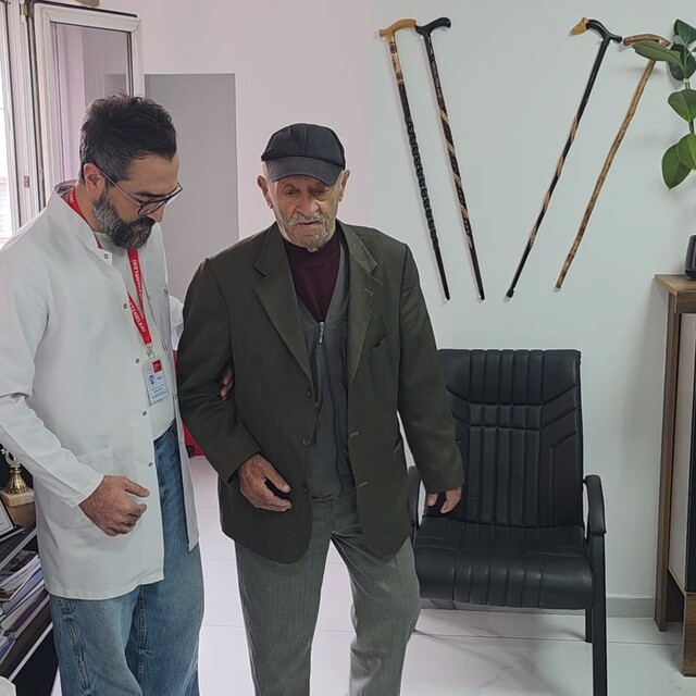 72 yaşındaki emekli madenci, yapay deri işlevi gören materyalle ayağa kalkt...