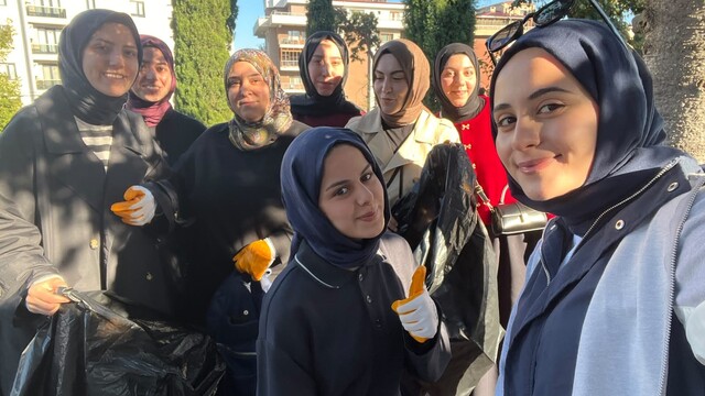 Üniversite öğrencilerinden mezarlıkta temizlik çalışması
Zonguldak'ta 13 üniversite öğrencisi, İncivez Mezarlığı'ndaki bakımsız mezarları ve yürüyüş yollarını temizledi