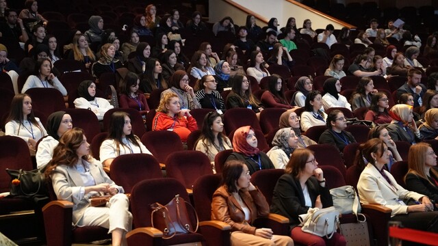 Bursa'da anne sütü sempozyumuna yoğun ilgi
