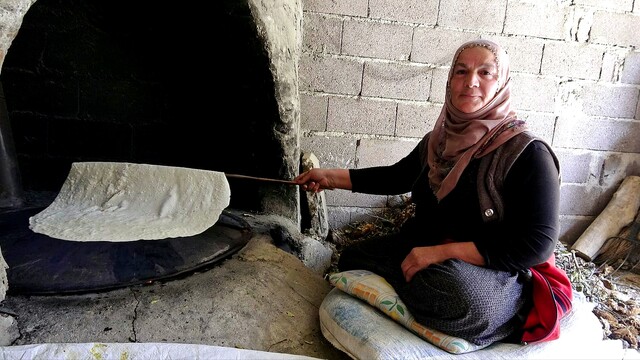 Kayseri'de imece usulü kışlık yufka ekmeği geleneği