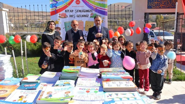 Bayburt'ta minik öğrenciler kumbaralarındaki harçlıklarla kitap aldı