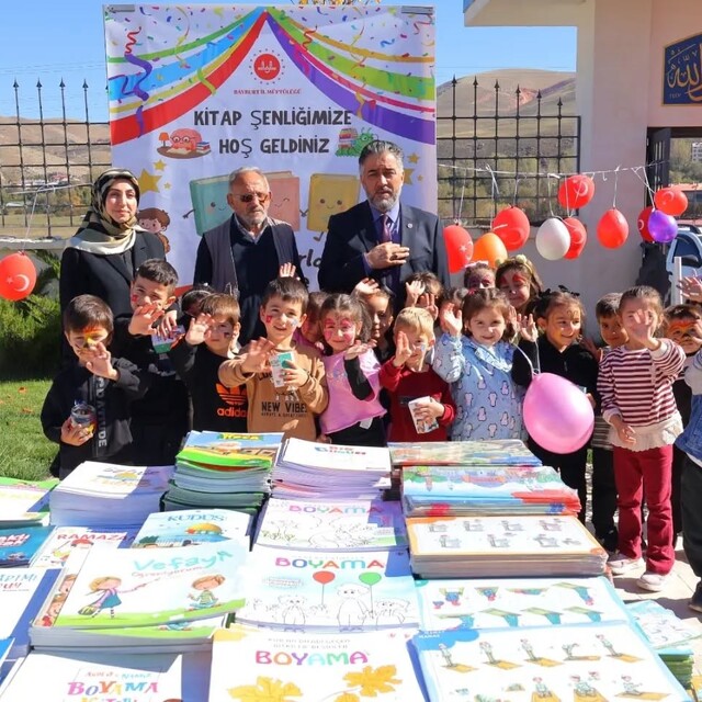 Bayburt'ta minik öğrenciler kumbaralarındaki harçlıklarla kitap aldı