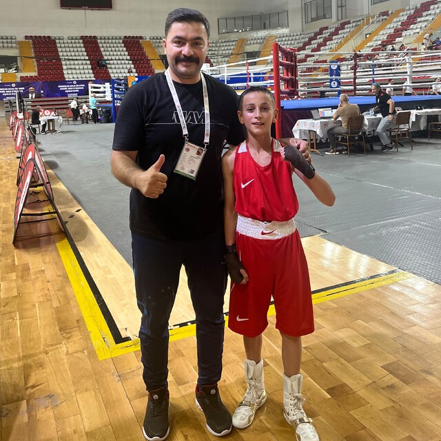 Bayburtlu minik boksör Çetin SEM sporcusu oldu