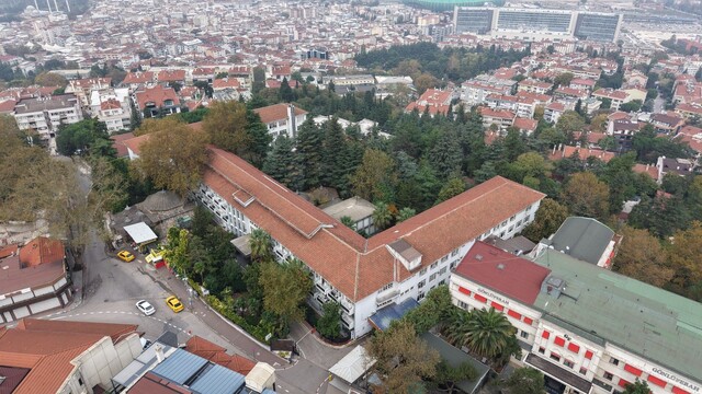 723 yıllık geçmişi olan şifa hastanesi taşınıyor
Bursa'da geçmişte askerlere şifa dağıtan ve 10 yıldır sivil vatandaşlara da açılarak günde 1500 hastanın şifa bulduğu 5 yıldızlı termal hastane, 5'te bir kapasite ile Ali Osman Sönmez Devlet Hastanesi'ne taşınıyor
Bursalılar, İlker Çelikcan Fizik Tedavi Rehabilitasyon Hastanesi'nin güçlendirilmesi ya da başka bir binada tam teşekküllü hizmet vermesini istiyor
Hastane taşınırsa, şehit ve gazi ailelerinin yanısıra binlerce Bursalı da randevu almakta güçlük çekecek
Bursa Bizim Platformu Başkanı Ferit Gürsoy:
"Bünyesinde Türkiye'nin en kaliteli termal suyunu barındıran ve donanımlı doktorlara ve personele sahip Askeri Hastane'miz bulunduğu alanda güçlendirme yapılarak hizmet vermeye devam etmeli"
"Fizik Tedavi Hastanesi, Ali Osman Sönmez Devlet Hastanesi yerine Barem gibi şu anda atıl haldeki merkeze taşınarak daha güzel hizmet verebilir"
