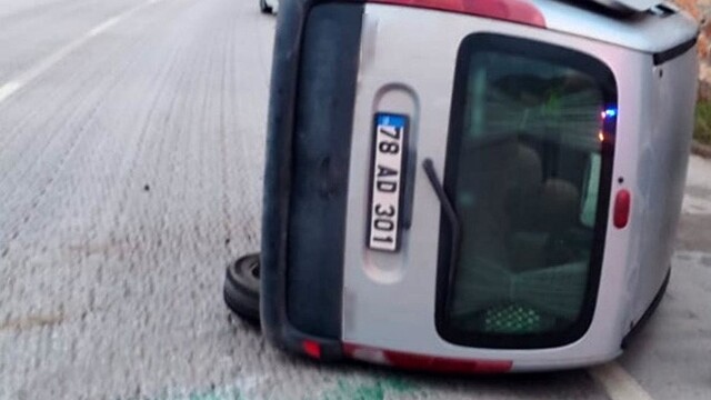 Önce refüje ardından otomobile çarparak devrildi: 1 yaralı