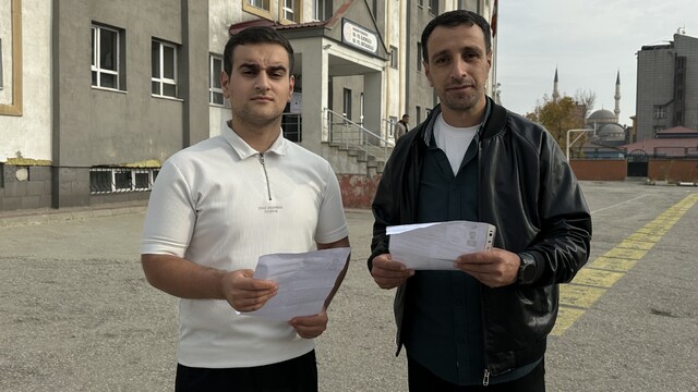 Baba-oğul aynı okulda sınava girdiler: "Amacımız herkesi okumaya teşvik etmektir"