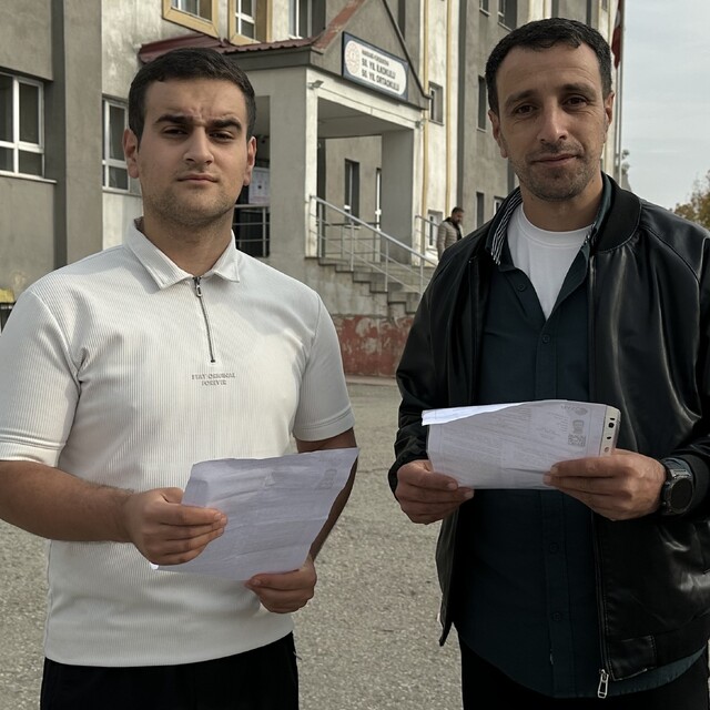 Baba-oğul aynı okulda sınava girdiler: "Amacımız herkesi okumaya teşvik etm...