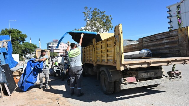 Kepez'de temizlik seferberliği: Aydoğmuş'ta 30 kamyon atık kaldırıldı