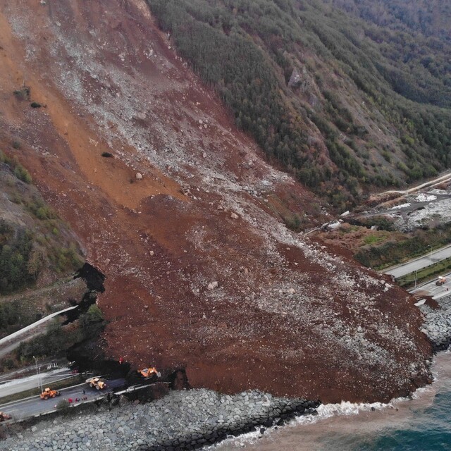 Karadeniz Sahil Yolu'nda dev kaya tehlikesi
