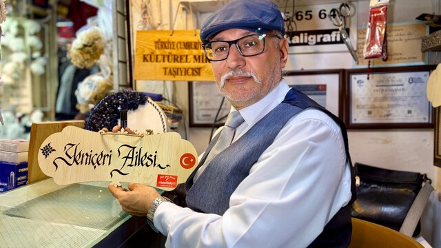 Yazmada güçlük çekiyordu, kaligrafi sanatında usta oldu