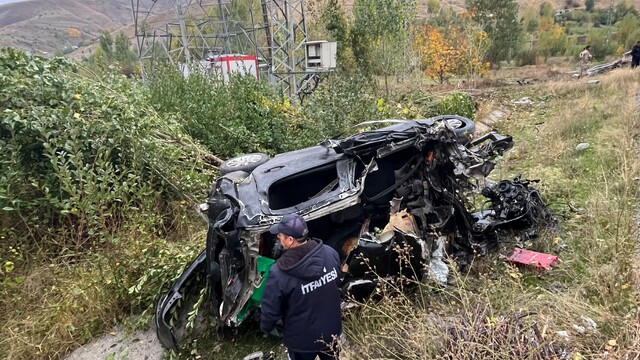 Van'da otomobil hurdaya döndü: 1 ölü