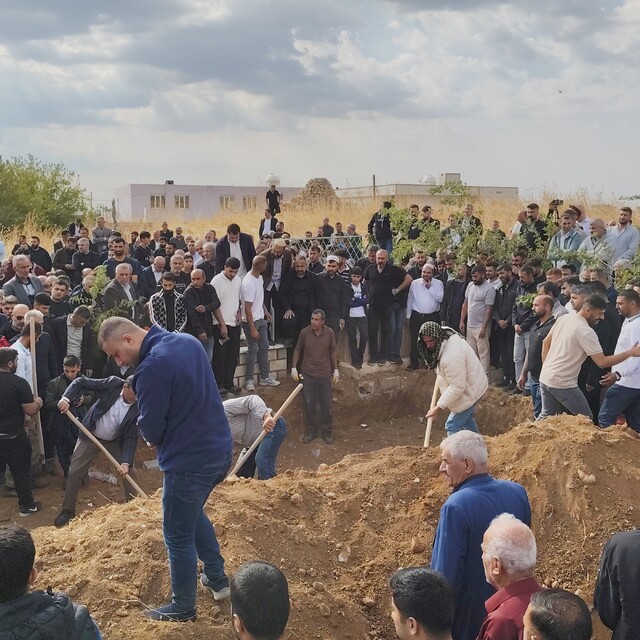 Su kanalına uçan otomobilde ölen 4'ü çocuk 6 kişi, yan yana toprağa verildi