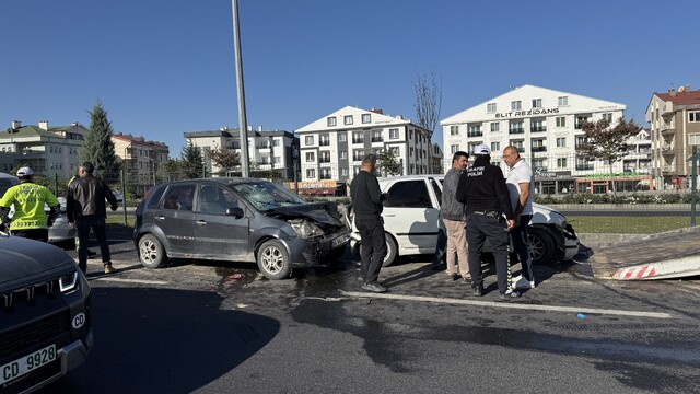 Nevşehir'de KPSS'ye yetişmeye çalışan öğrencilerin de bulunduğu 5 araç kaza yaptı: 2 yaralı