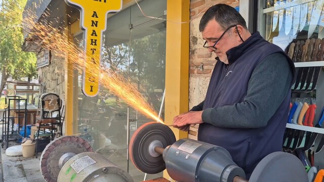 147 yıldır aynı işi yapıyorlar: Soyadlarını bile mesleklerinden almışlar
Tekirdağ'da 147 yıllık meslek geleneği: Bıçakçı ailesi 6'ncı kuşağı bekliyor