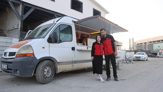 Depremzede çiftin ata mirası ağızları tatlandıran lezzetleri mobil tatlıcıyla kentin dört bir yanına ulaşıyor
