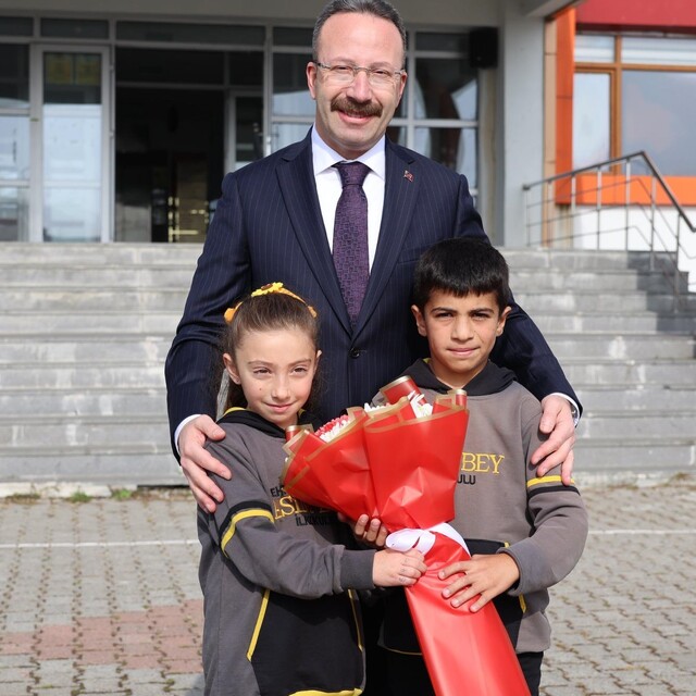 Ardahan Valisi Yamlı, öğrencilerin "Birlikte Kitap Okuma" davetine katıldı