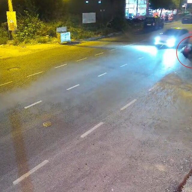 Otomobille çarpışan motosikletli metrelerce sürüklendi