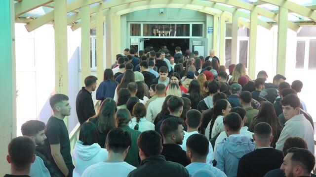 Sivas'ta KPSS Ortaöğretim heyecanı küpeleri unutturdu