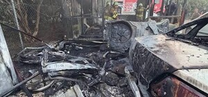 Samandağ’da kulübede başlayan yangında galerideki 3 araç zarar gördü