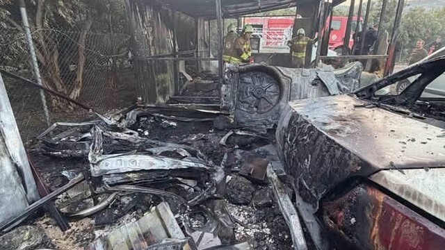 Samandağ'da kulübede başlayan yangında galerideki 3 araç zarar gördü