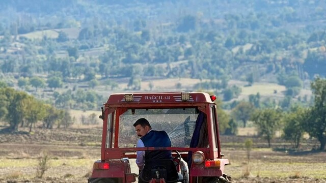 Hamamözü Kaymakamı Arslan traktörle tarla sürdü
