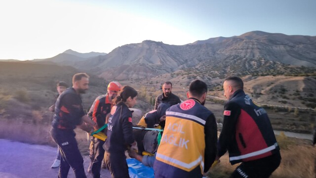 Erzincan'da traktörün altında sıkışan sürücüyü kurtarıldı
