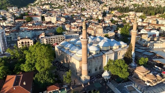 Hilmi Şanlı'dan turist rehberlerine Ulu Camii çağrısı
Bursa Ulu Cami Onarım Donatım ve Bakım Derneği Başkanı Hilmi Şanlı:
"Bursa Ulu Camii bir hat müzesi değil, ibadet edilen kutsal bir mabettir"