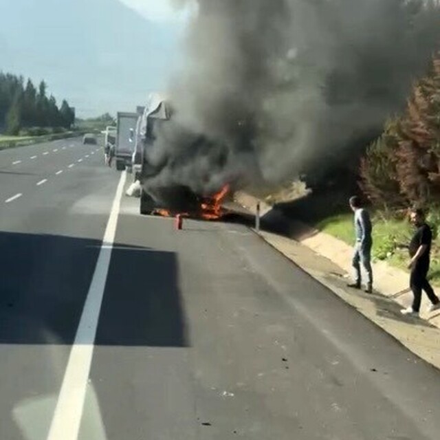 Osmaniye'de yem yüklü tır alev aldı, itfaiye ekipleri söndürdü