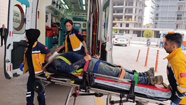 İnşaat iskelesinden başına tahta parçası düşen işçi ağır yaralandı