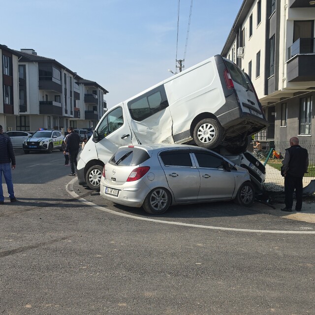 Otomobilin çarptığı minibüs park halindeki aracın üzerine çıktı: 3 yaralı