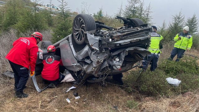 Balıkesir'de otomobil bariyerleri aşarak şarampole uçtu: 1 yaralı