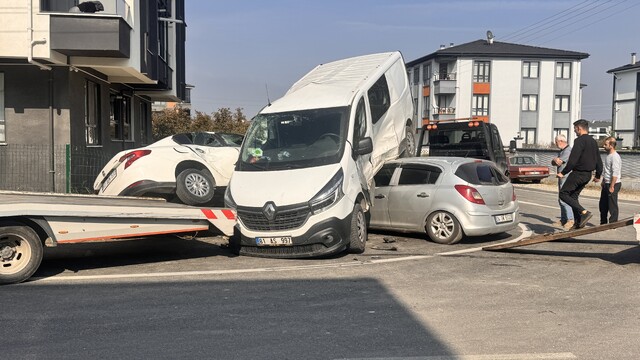 Düzce'de otomobille panelvanın çarpıştığı kazada 3 kişi yaralandı