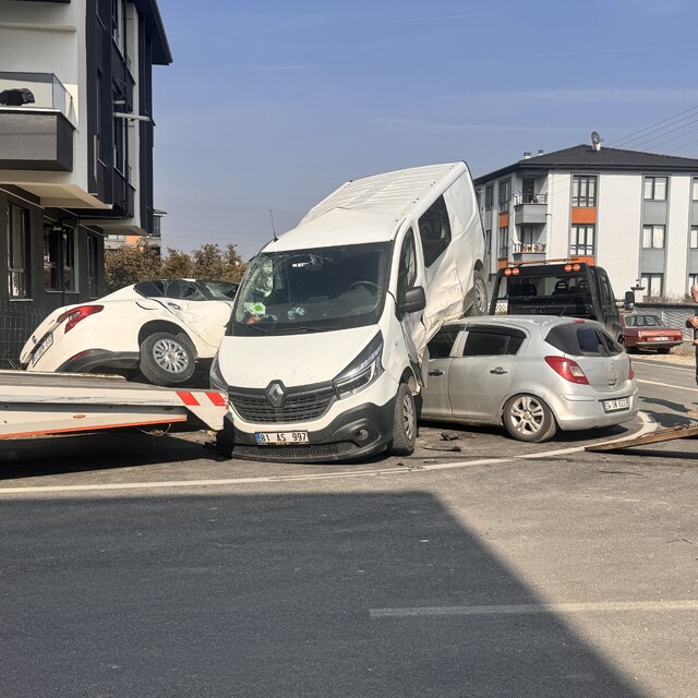 Düzce'de otomobille panelvanın çarpıştığı kazada 3 kişi yaralandı