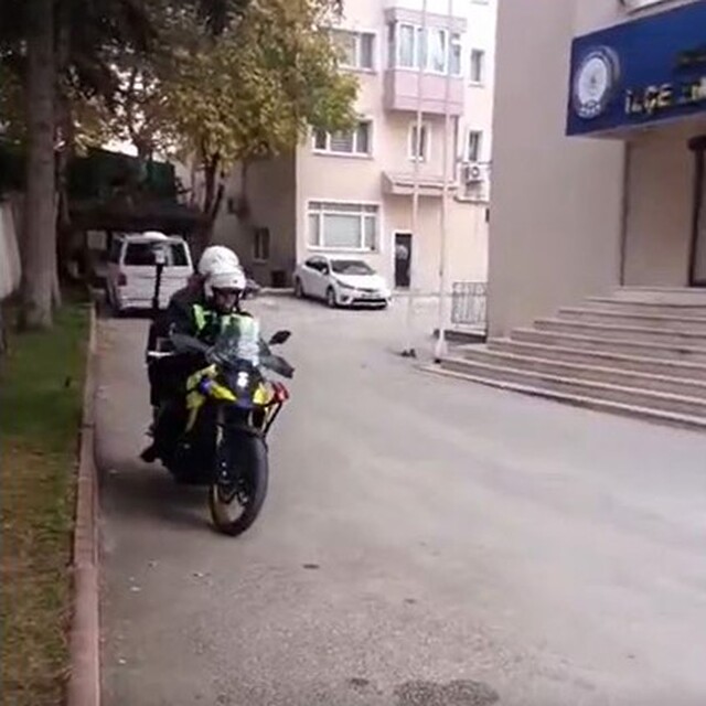 Bozüyük'te sınava geç kalan adayların yardımına polis yetişti
Belgesini unu...