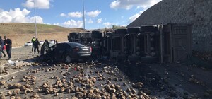 Pancar yüklü TIR ile otomobil çarpıştı: 4 ölü, 1 yaralı