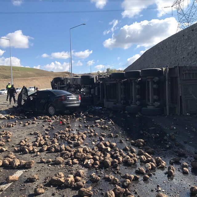 Pancar yüklü TIR ile otomobil çarpıştı: 4 ölü, 1 yaralı