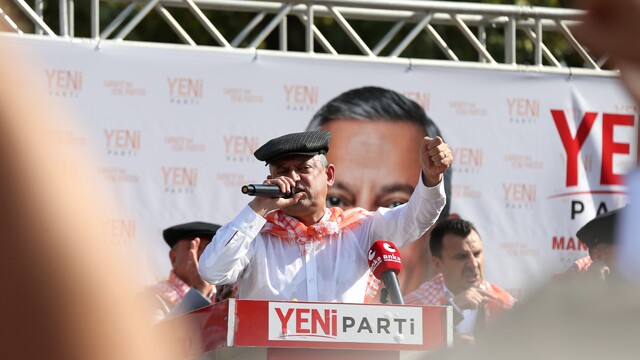 Yeni Parti Genel Başkanı Özel, Manisa'da üzüm üreticileriyle buluştu
