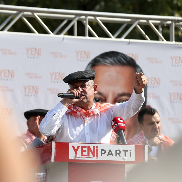 Yeni Parti Genel Başkanı Özel, Manisa'da üzüm üreticileriyle buluştu