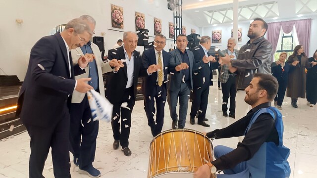 Van TSO Başkanı Takva: "Bu kentin en güvenilir limanı Ortak Akıl ve Mavi Liste'dir"
Mavi Liste ekibi zaferini halay çekerek kutladı